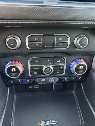 GMC Yukon SLT 2022 | V8 | Canadian Specs-14