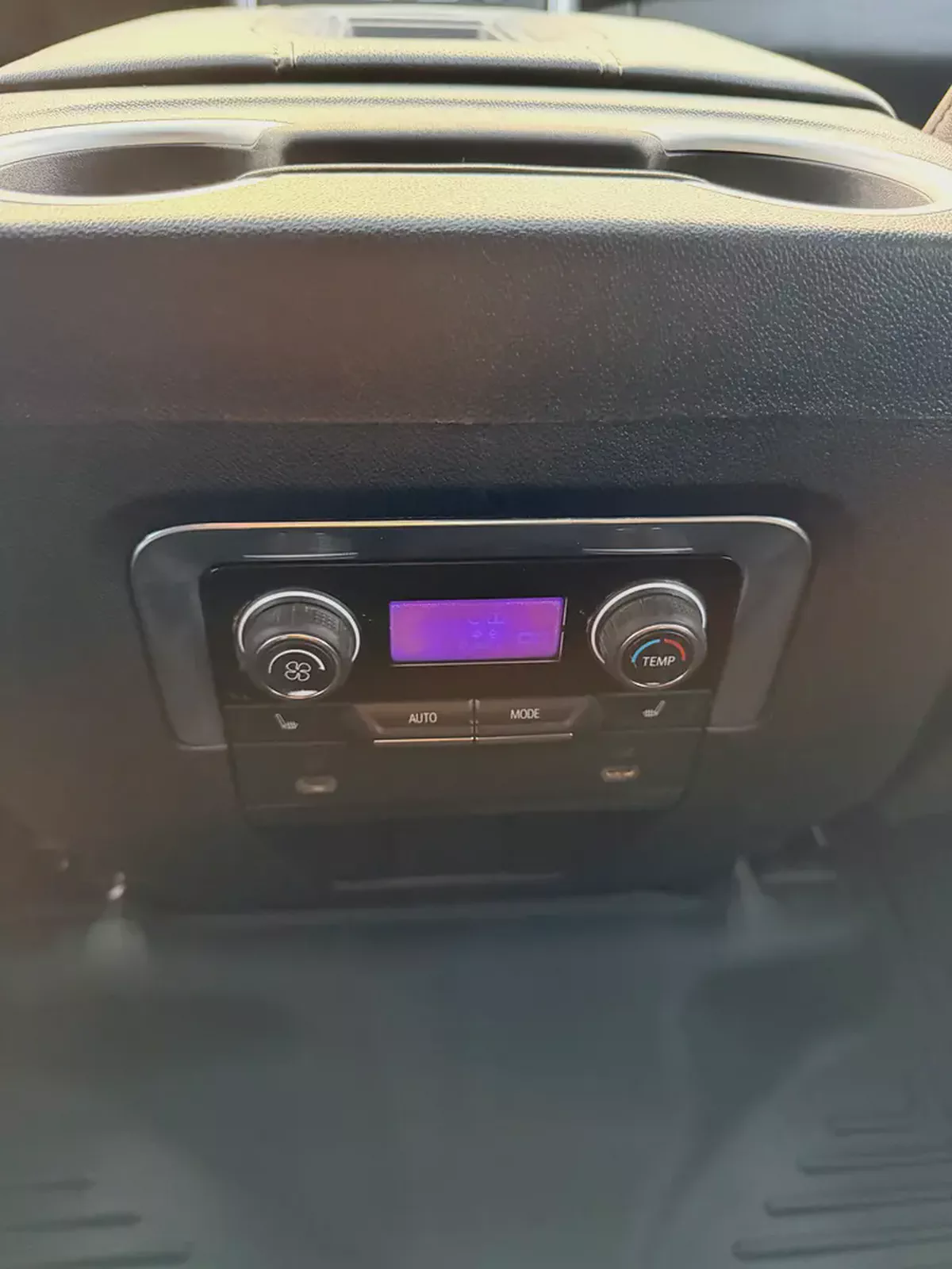GMC Yukon SLT 2022 | V8 | Canadian Specs-8-8