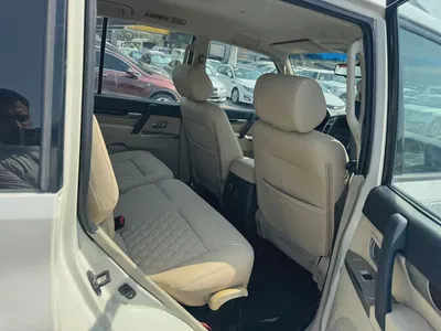 Mitsubshi pajero 2015 white color GCC calen car-6