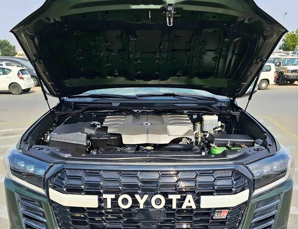 Toyota Land Cruiser GR SPORT/V8 4.6L/2022 SHAPE/ BODY KIT/ FULL OPTION/ SPECIAL COLOR/ EXPORT ONLY/LOT#60306