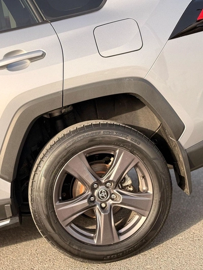 Toyota RAV4 LE Toyota RAV4 2.5 L 2024-10
