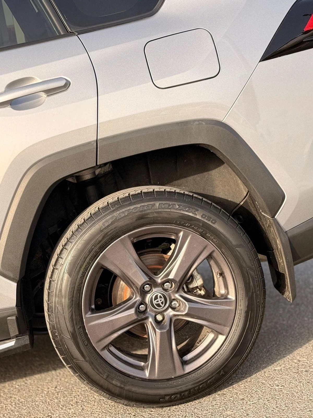 Toyota RAV4 LE Toyota RAV4 2.5 L 2024-10-0