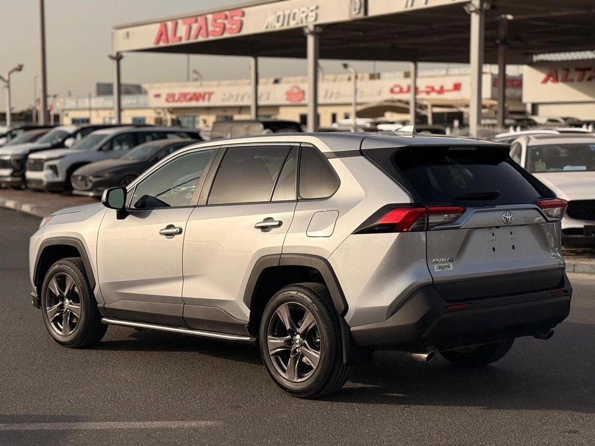 Toyota RAV4 LE Toyota RAV4 2.5 L 2024-12-0