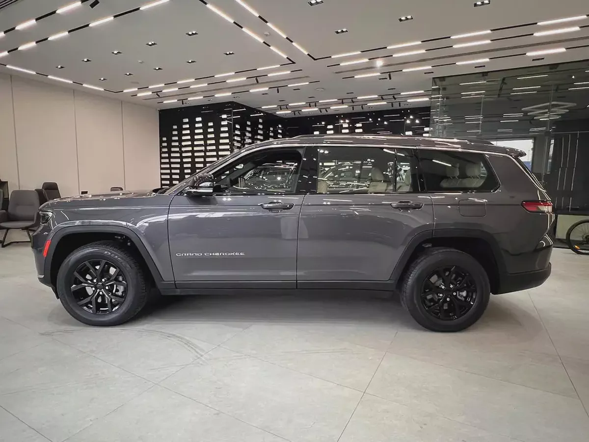 !! 2023 !! Jeep | Grand Cherokee L | Limited | GCC Spec | Under Dealers Warranty | Just 51000 Driven-4-4