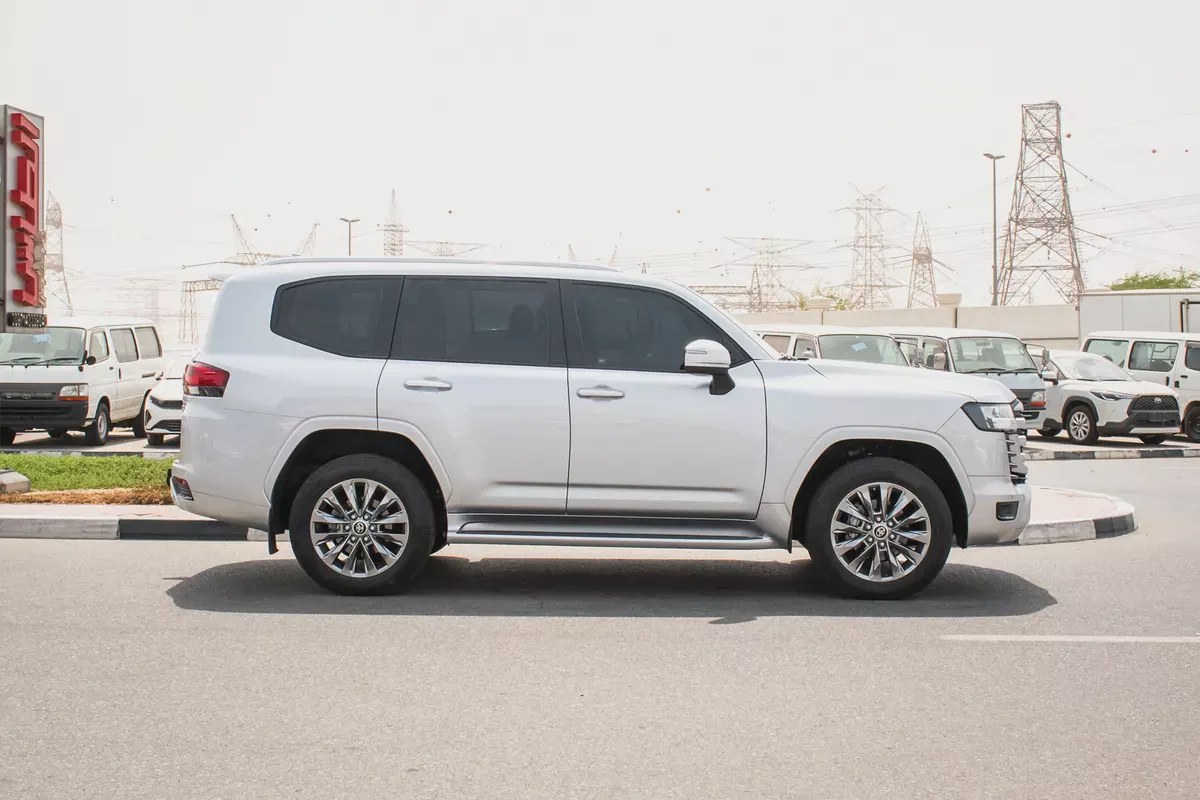 2023 - TOYOTA LAND CRUISER GXR 4.0 - UNDER WARRANTY GCC SPECS - EXCELLENT CONDITION-3-3