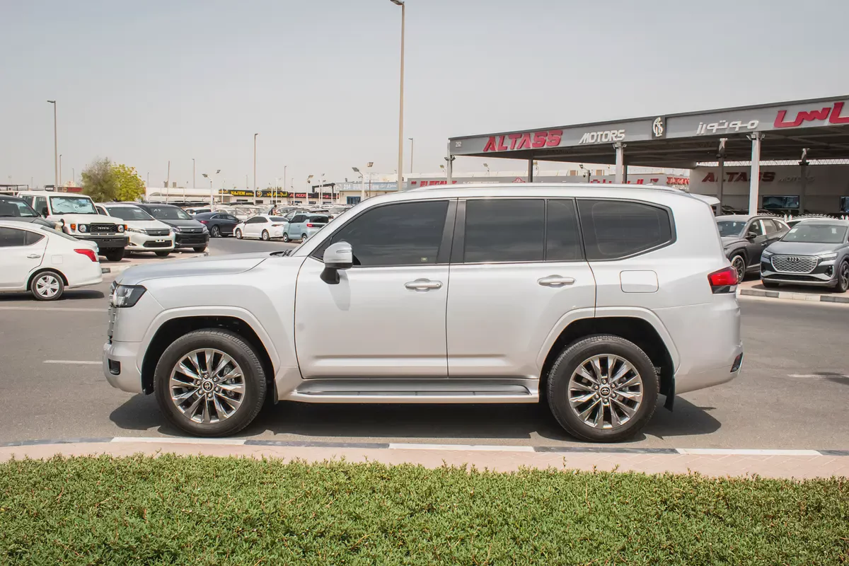 2023 - TOYOTA LAND CRUISER GXR 4.0 - UNDER WARRANTY GCC SPECS - EXCELLENT CONDITION-4-4