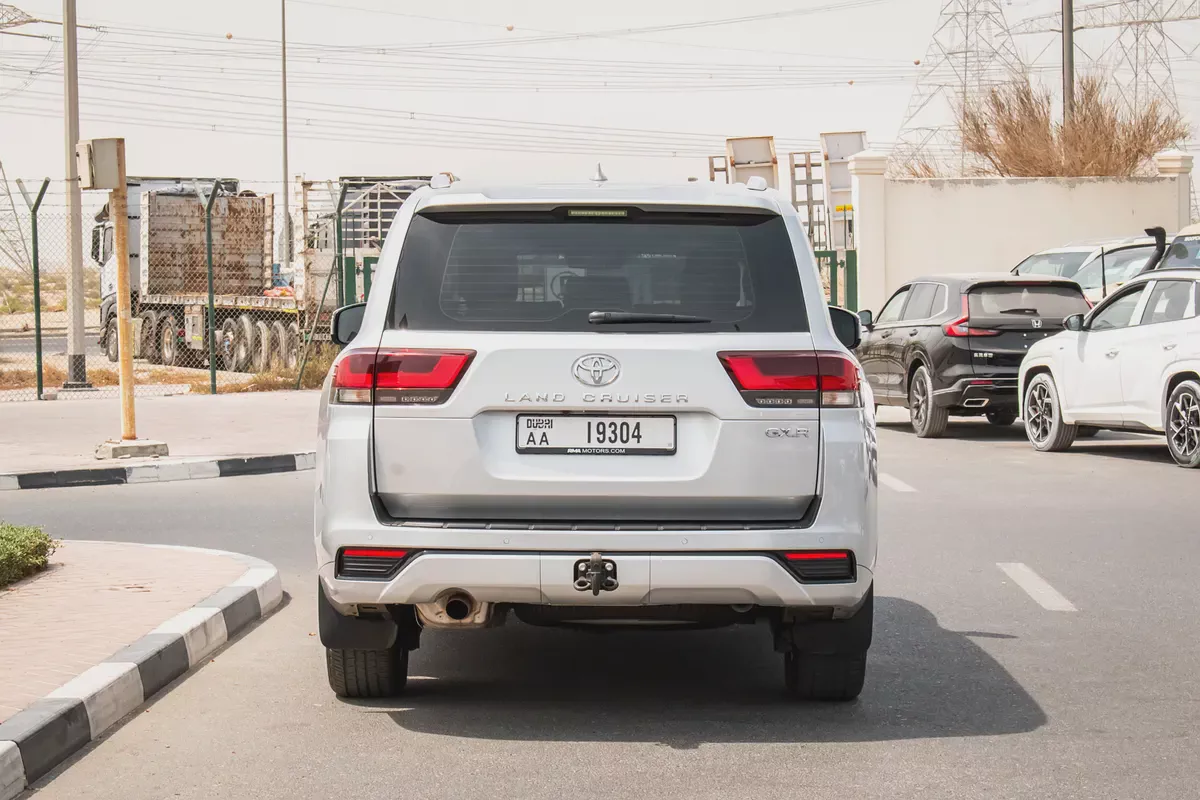 2023 - TOYOTA LAND CRUISER GXR 4.0 - UNDER WARRANTY GCC SPECS - EXCELLENT CONDITION-7-7