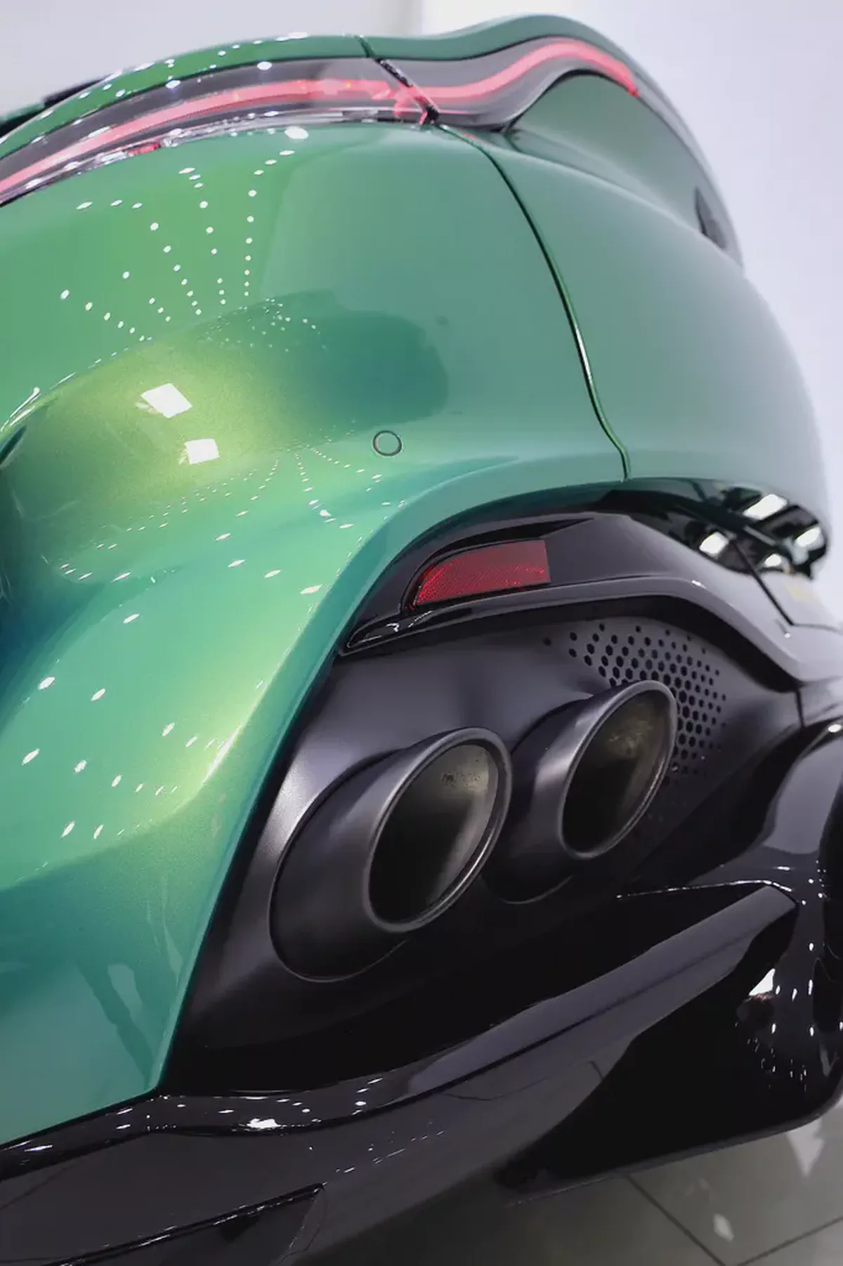 Aston Martin DBX 707 SPECIAL Q SPEC + CARBON INT/EXT SAME AS NEW-11-11