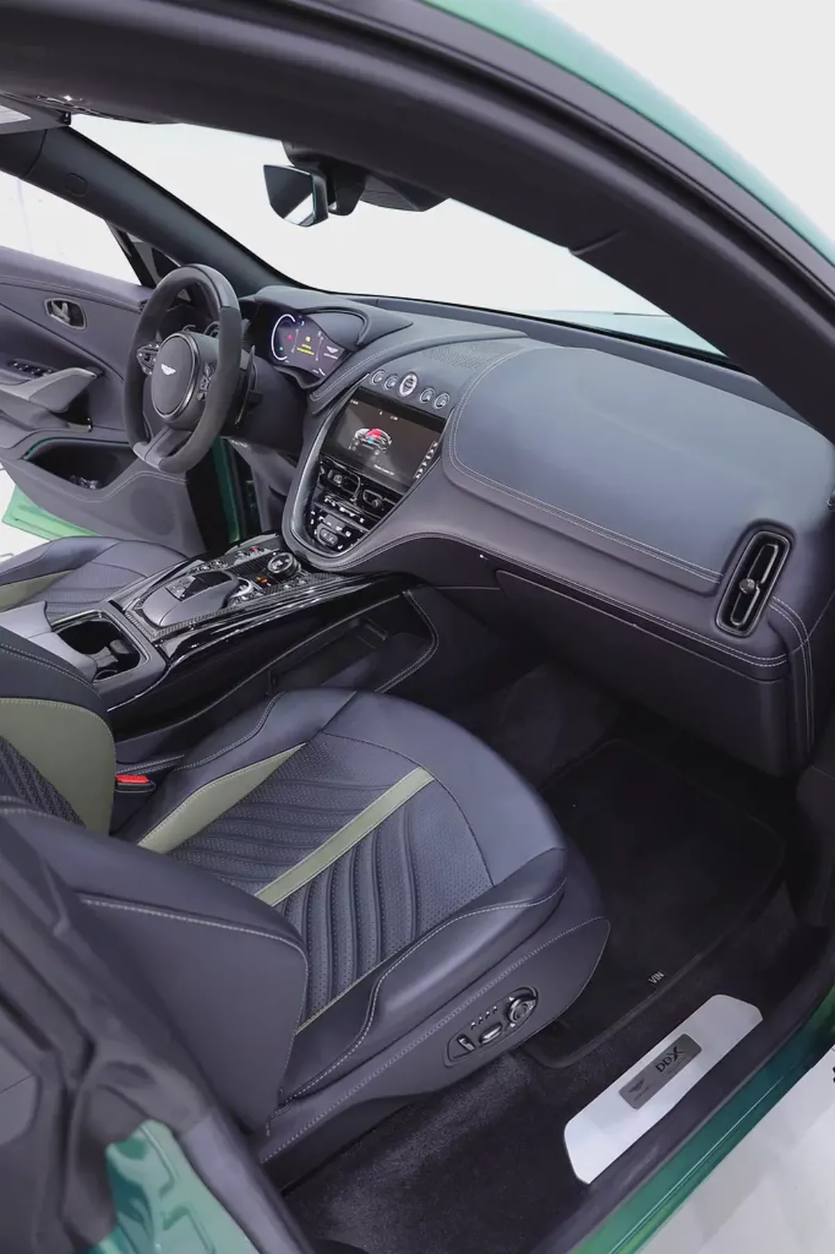 Aston Martin DBX 707 SPECIAL Q SPEC + CARBON INT/EXT SAME AS NEW-15-15