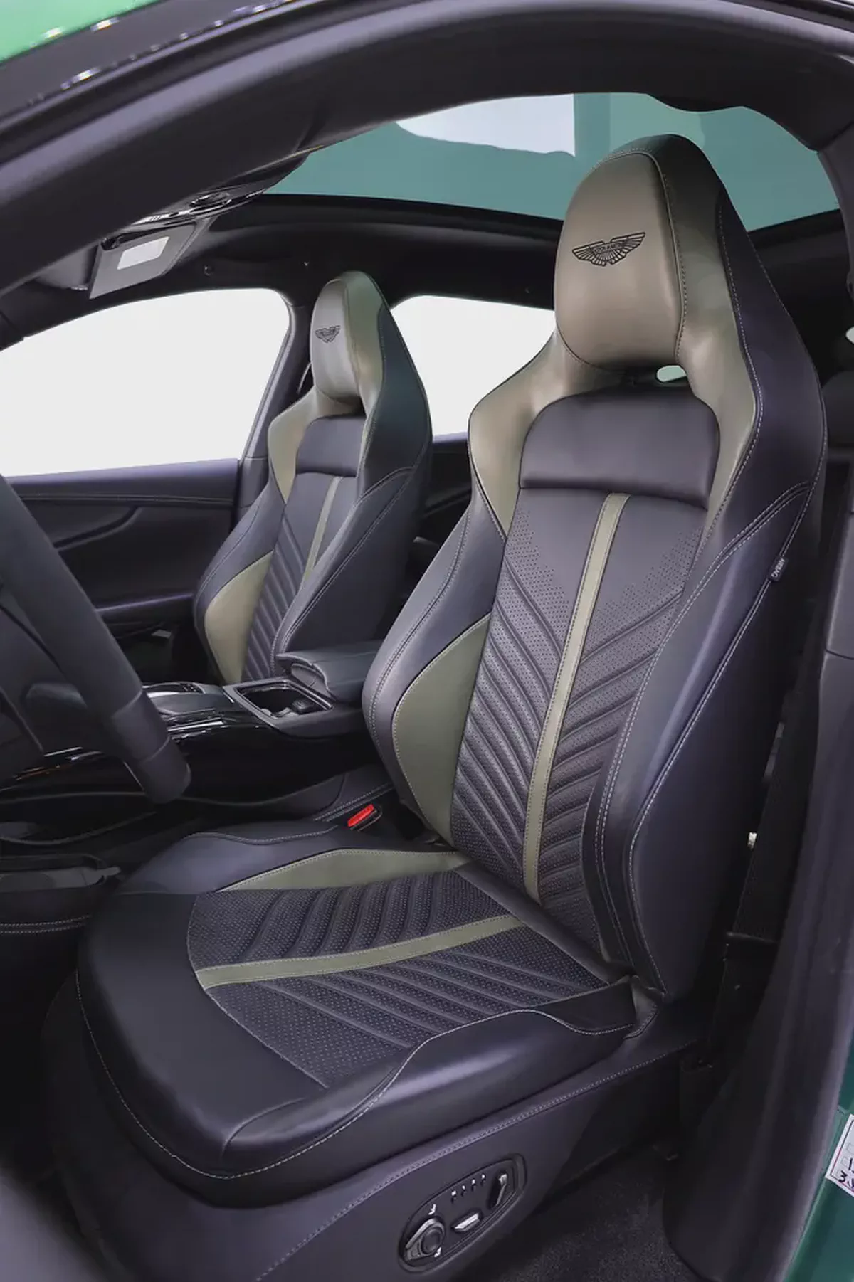 Aston Martin DBX 707 SPECIAL Q SPEC + CARBON INT/EXT SAME AS NEW-6-6