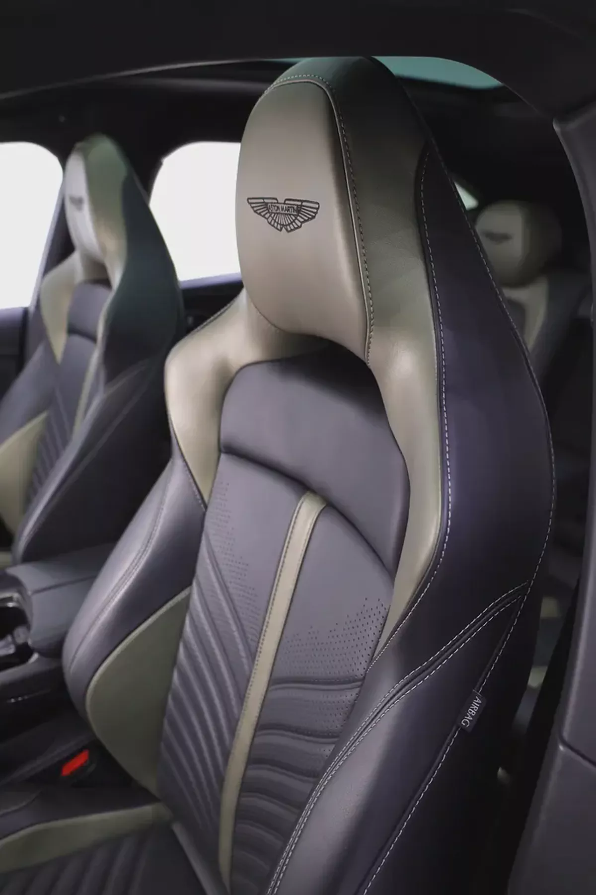 Aston Martin DBX 707 SPECIAL Q SPEC + CARBON INT/EXT SAME AS NEW-8-8