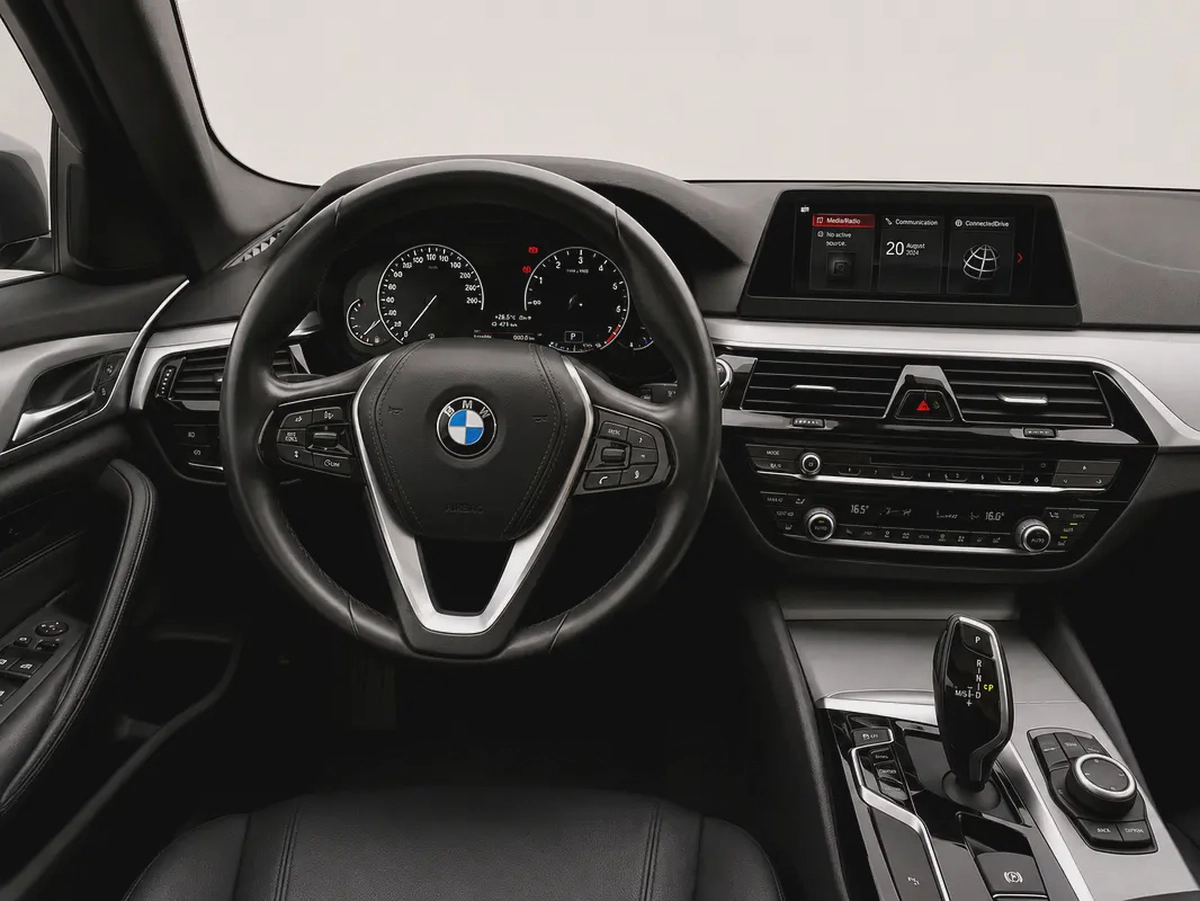 BMW 5-Series 520i Exclusive 2020 | GCC Specs | Low Mileage-12-12
