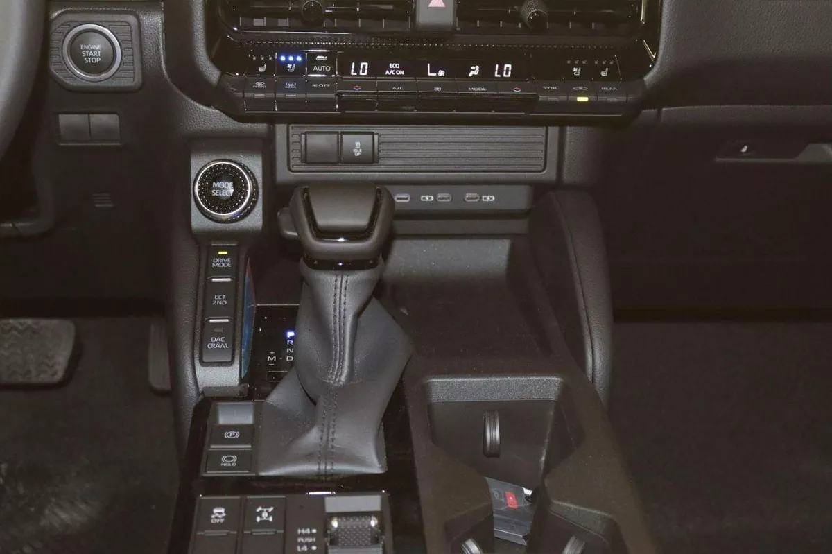 Toyota Prado VXR TOYOTA PRADO / 2.7L V4 PETROL / LETHER WITH DRIVER PWR SEAT / Only for Africa Special Price-11-0