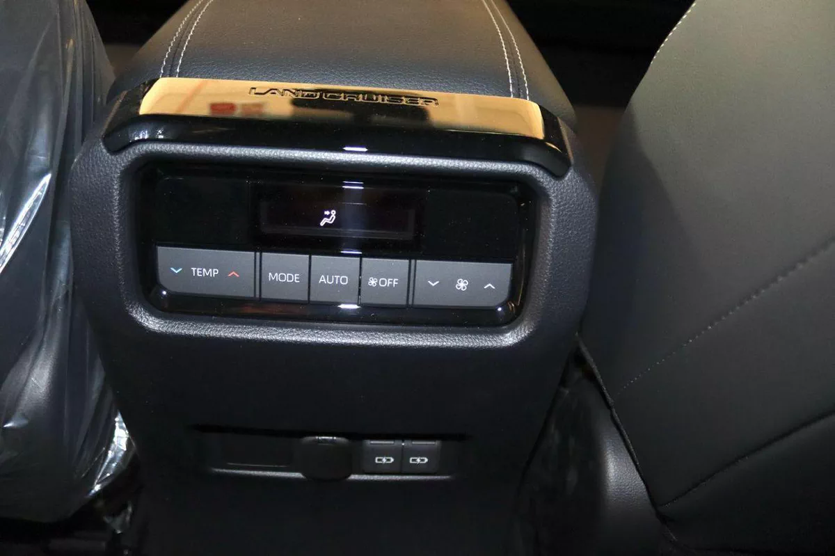 Toyota Prado VXR TOYOTA PRADO / 2.7L V4 PETROL / LETHER WITH DRIVER PWR SEAT / Only for Africa Special Price-12-0