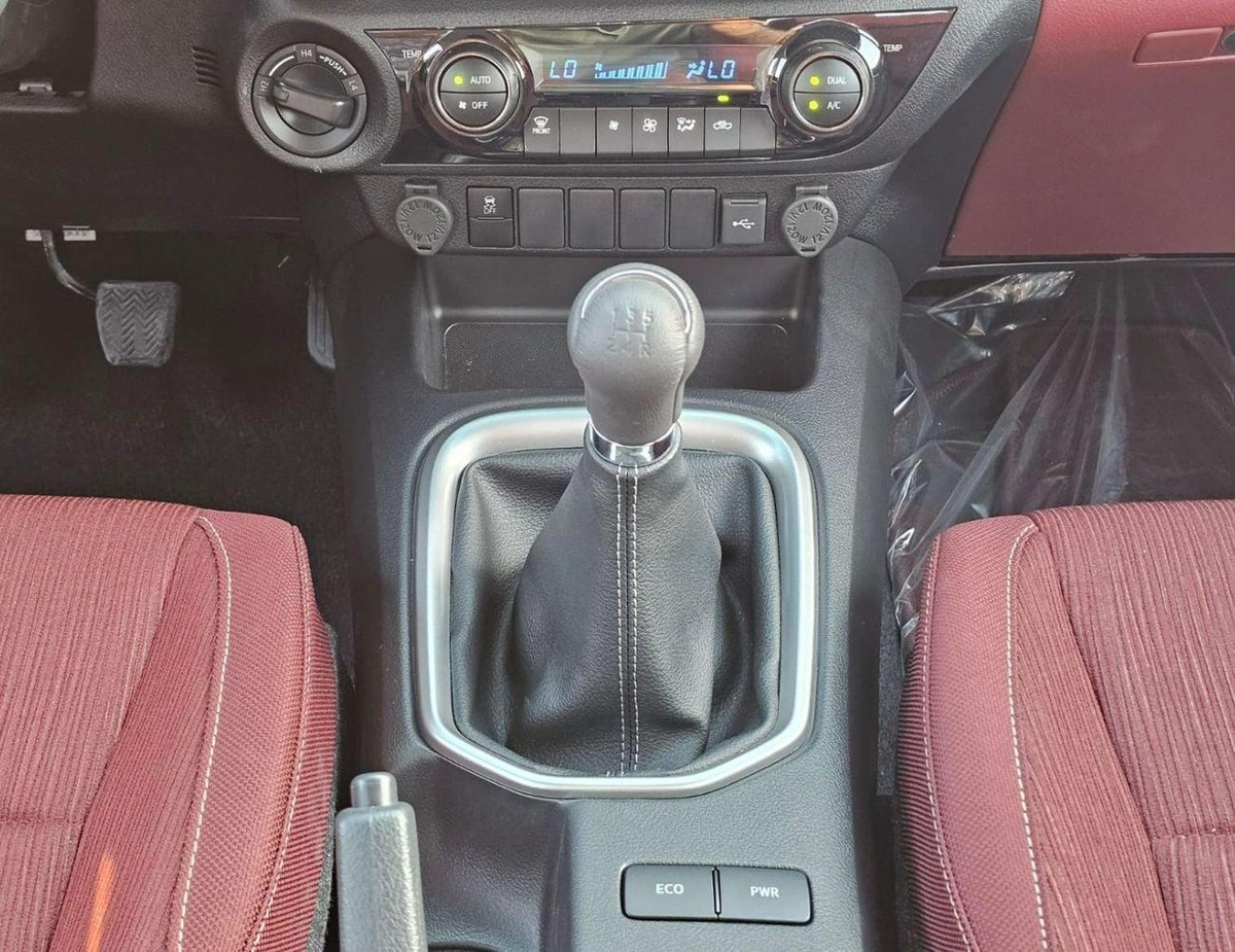 Toyota Hilux SR5 WIDE BODY DOUBLE CABIN || FULL OPTION  | PUSH START| WITHOUT DIFF-LOCK | PETROL M/T 2.7L V4 4WD-18-0