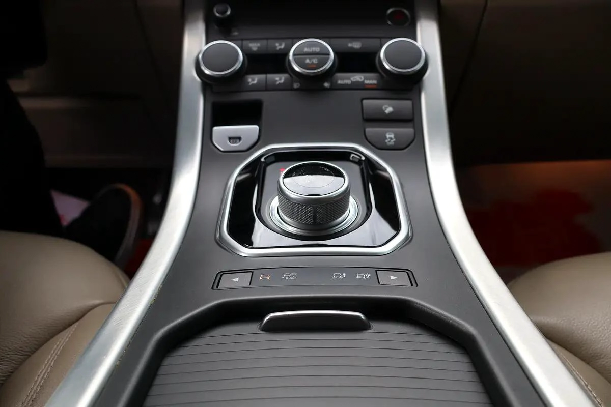 Land Rover Range Rover Velar P250 SE - Model 2019 - GCC Specs-13-13