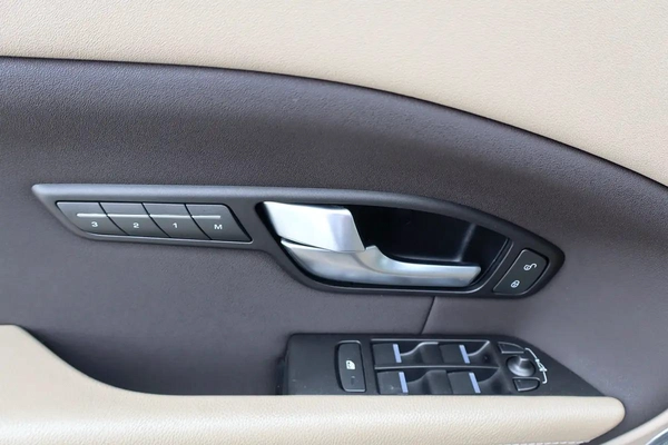 Land Rover Range Rover Velar P250 SE - Model 2019 - GCC Specs