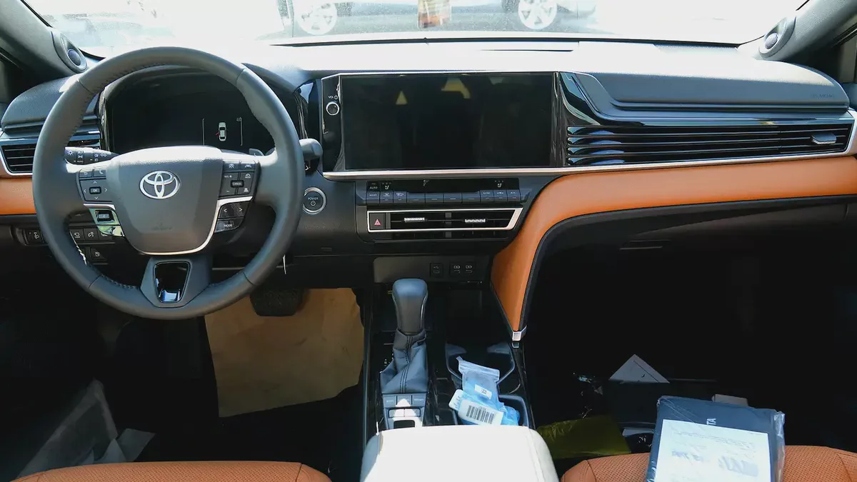 Toyota Camry 2025 Lumiere HYBRID GCC Spec-19-19