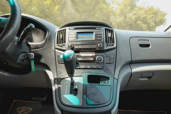 Hyundai H1 | 12-Seater | Automatic | GCC Specs | Ref#H98517