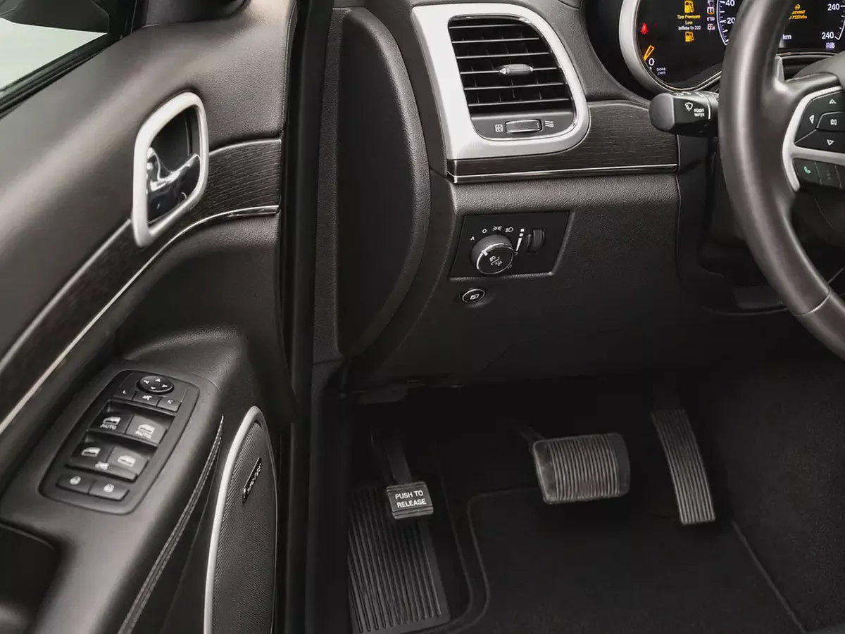 AED 1,338 | Jeep Grand Cherokee Summit | 5.7L HEMI V8 2018 | GCC Specs |-15-15