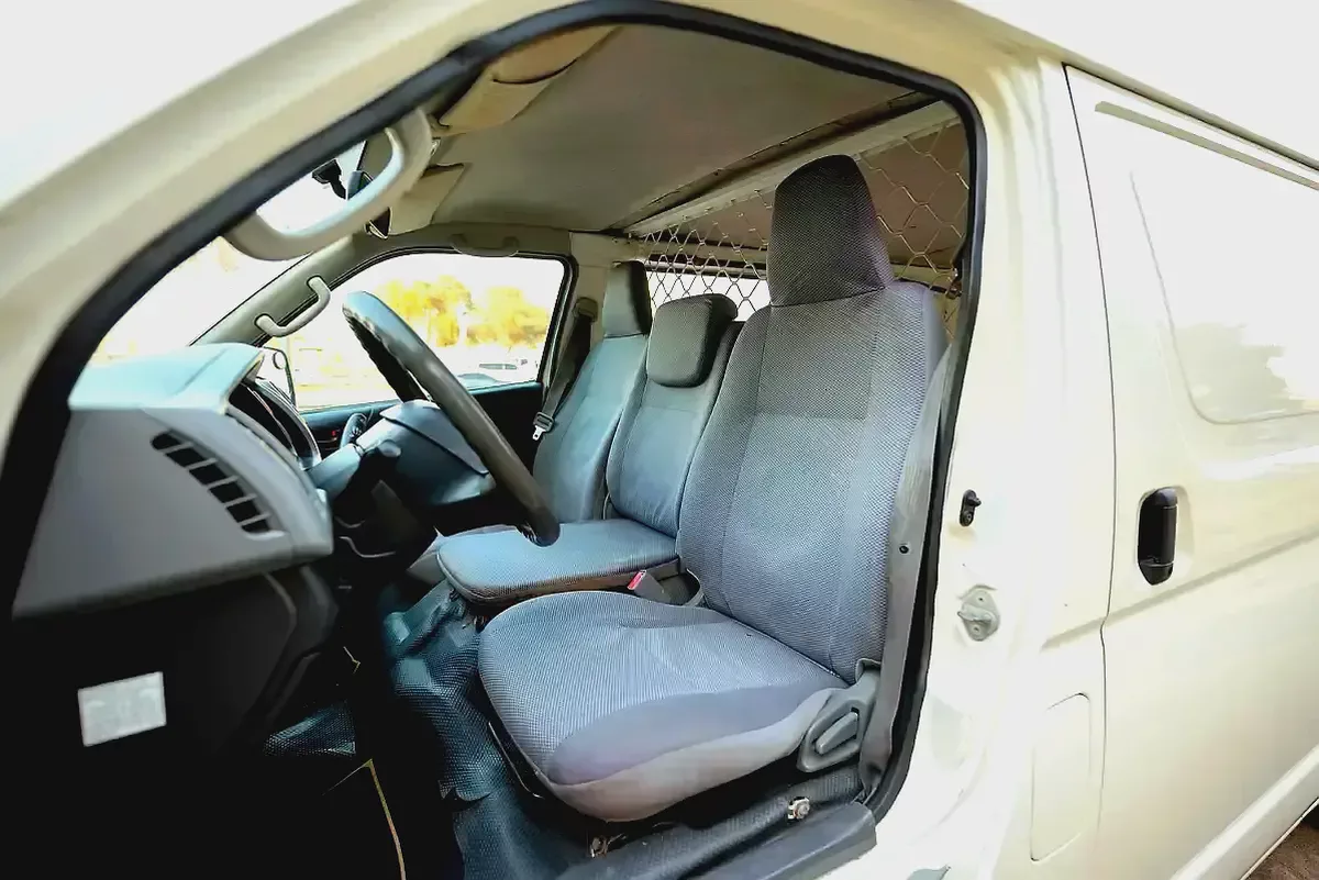 Toyota Hiace Standard Roof | Delivery Van | GCC Specs | Ref#T42275-8-8