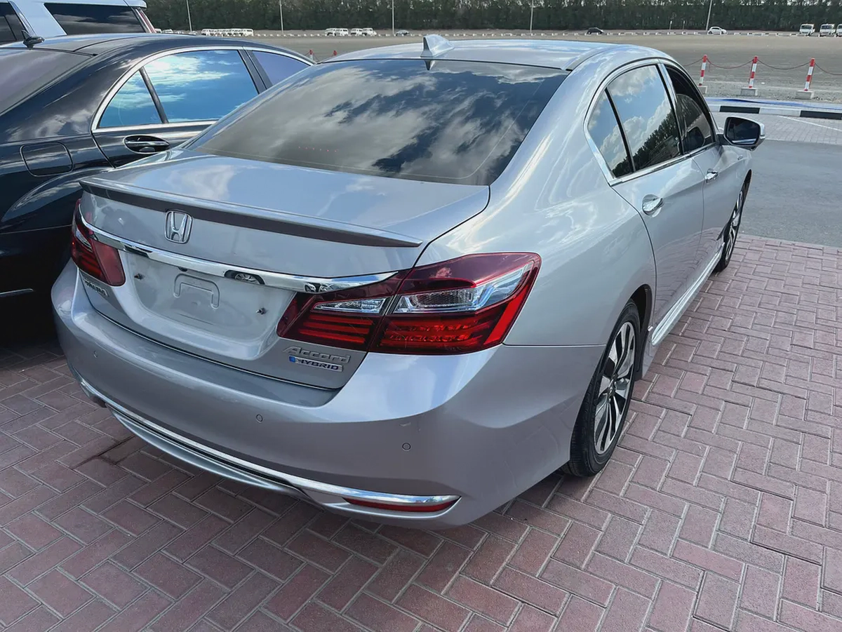 Honda Accord Clarity Hybrid-3-3