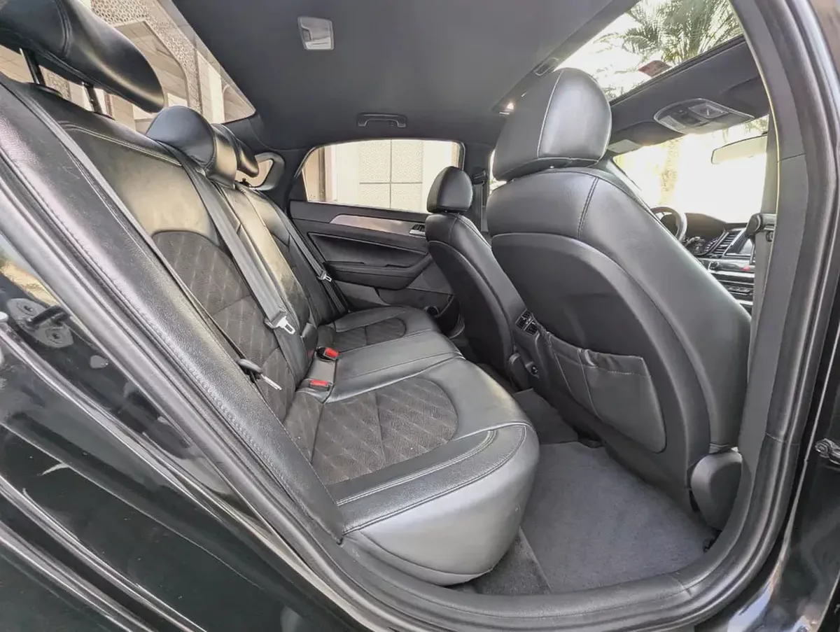 Hyundai Sonata Sport 2018 - American Specs Premium Condition With Sunroof and Navigation-7-7