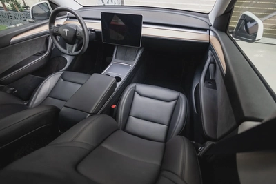Tesla Model Y Standard Range 2023-1