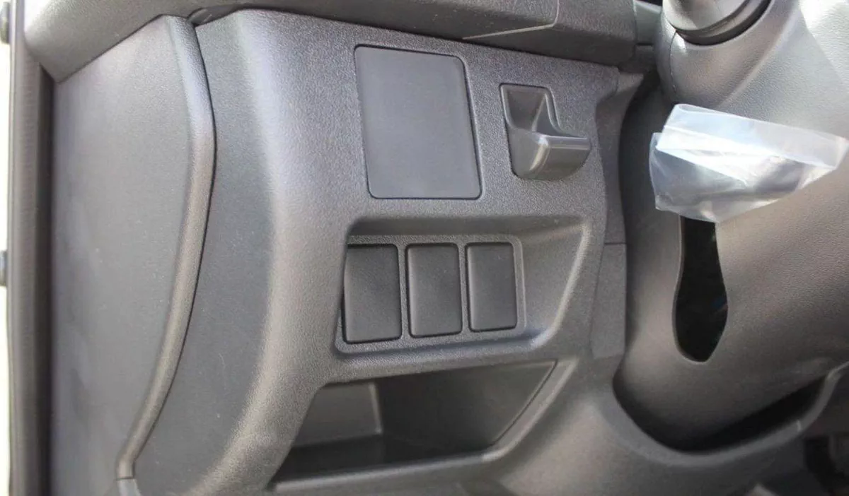 Toyota Hiace DLS - STD ROOF Toyota Hiace 2.5L High Roof Diesel old ship 2025-11-0