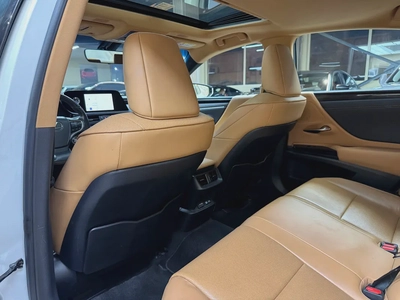 Lexus ES 300h Platinum 2023 | GCC Specs | Low Mileage | Hybrid Luxury-6