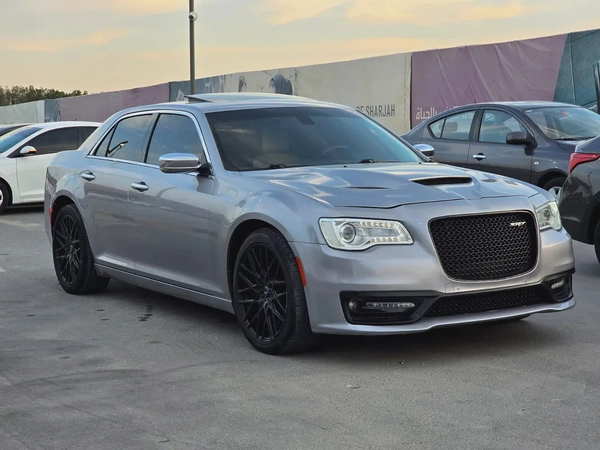 كرايسلر 300c مواصفات امريكية هيمي 8 سلندر بحالة جيدة
