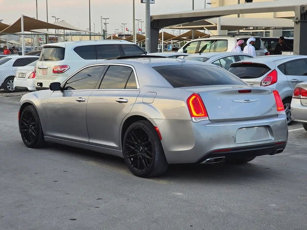 كرايسلر 300c مواصفات امريكية هيمي 8 سلندر بحالة جيدة