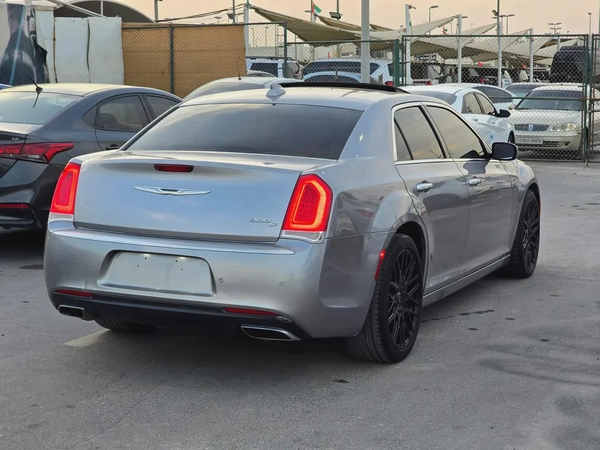 كرايسلر 300c مواصفات امريكية هيمي 8 سلندر بحالة جيدة