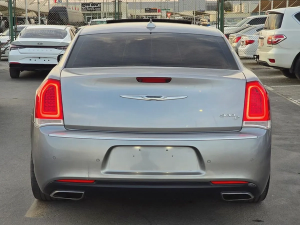 كرايسلر 300c مواصفات امريكية هيمي 8 سلندر بحالة جيدة