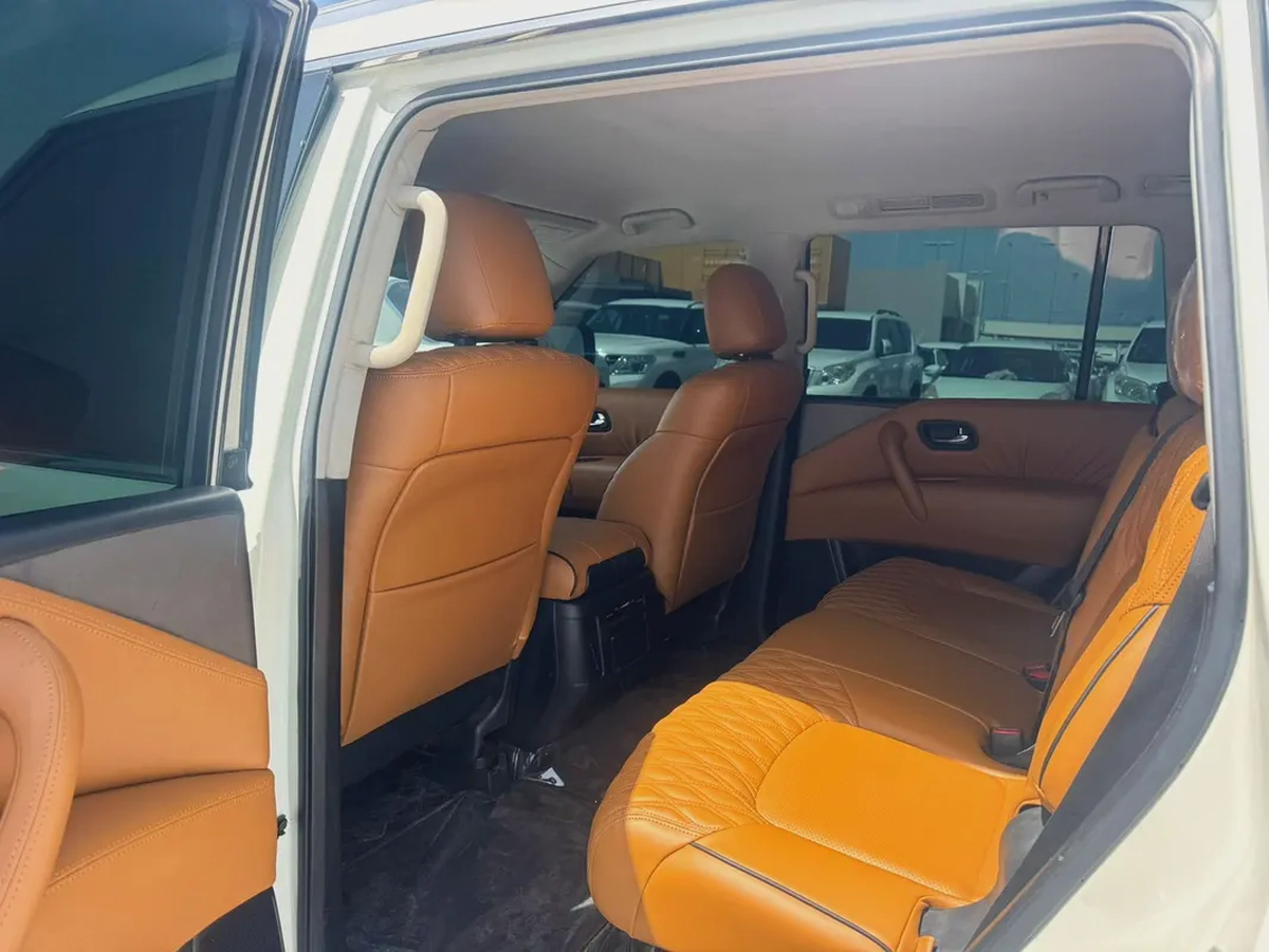 Nissan patrol 2019 white color GCc calen cR-6-6
