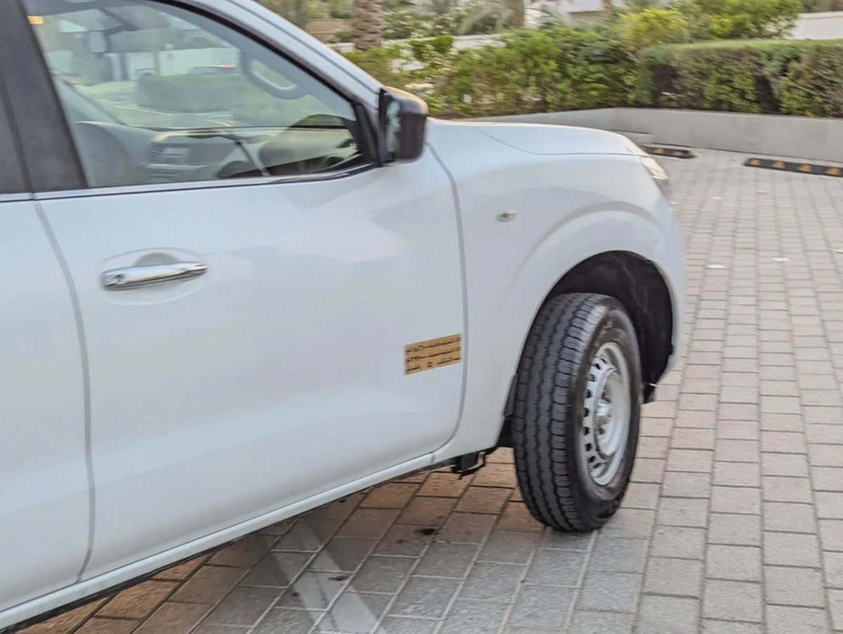 NISSAN NAVARA 2022 GCC 4X4 V4 2.5L AUTOMATIC LOW MILEAGE IN EXCELLENT CONDITION