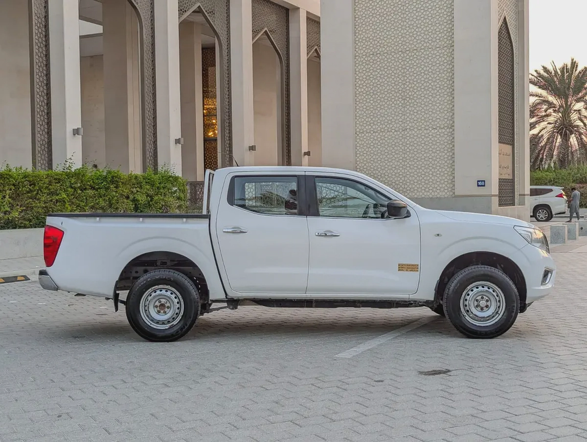 NISSAN NAVARA 2022 GCC 4X4 V4 2.5L AUTOMATIC LOW MILEAGE IN EXCELLENT CONDITION