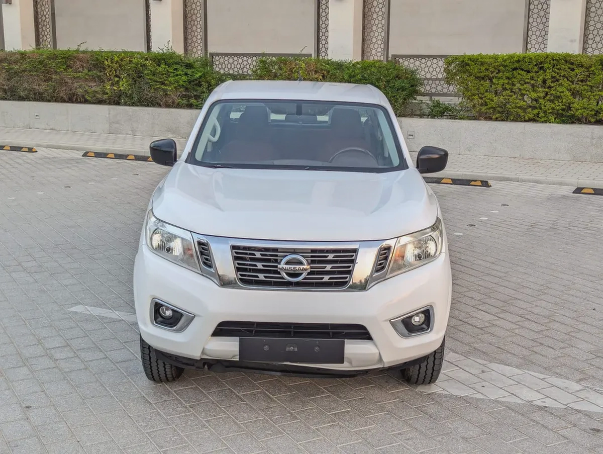 NISSAN NAVARA 2022 GCC 4X4 V4 2.5L AUTOMATIC LOW MILEAGE IN EXCELLENT CONDITION
