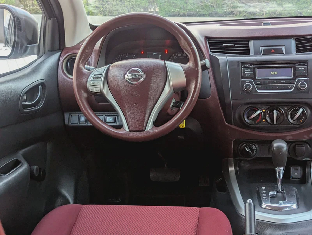 NISSAN NAVARA 2022 GCC 4X4 V4 2.5L AUTOMATIC LOW MILEAGE IN EXCELLENT CONDITION
