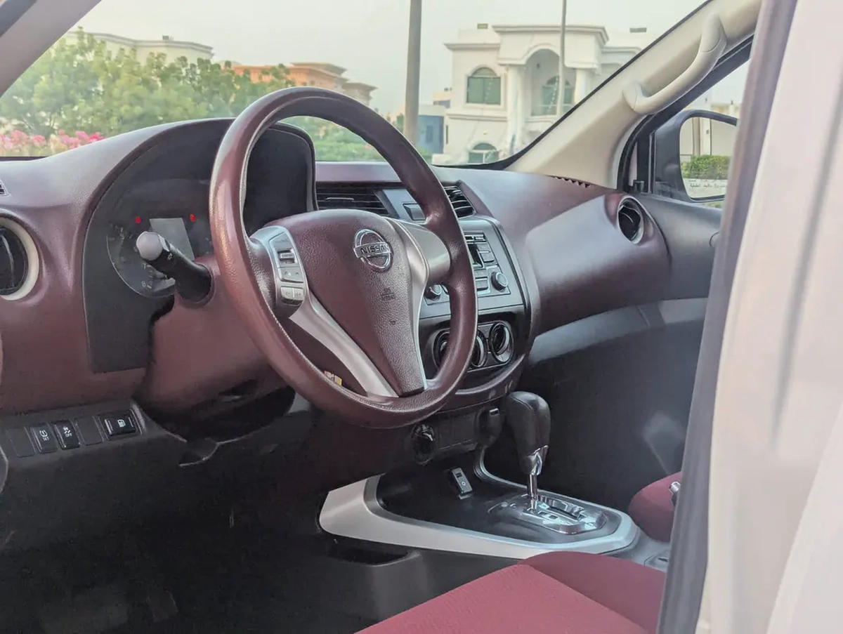 NISSAN NAVARA 2022 GCC 4X4 V4 2.5L AUTOMATIC LOW MILEAGE IN EXCELLENT CONDITION
