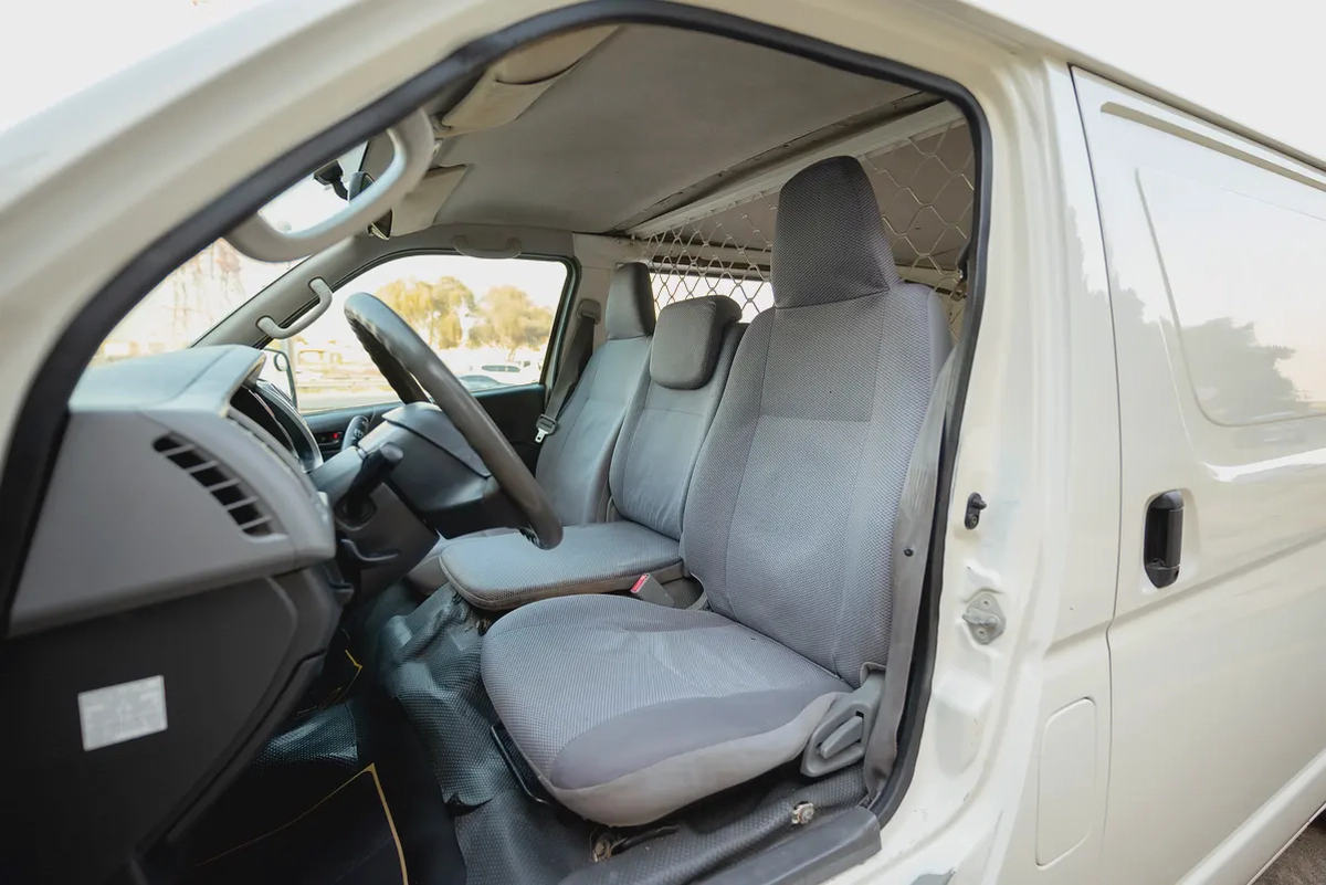 Toyota Hiace Standard Roof | Delivery Van | GCC Specs | Ref#T42275-8-8