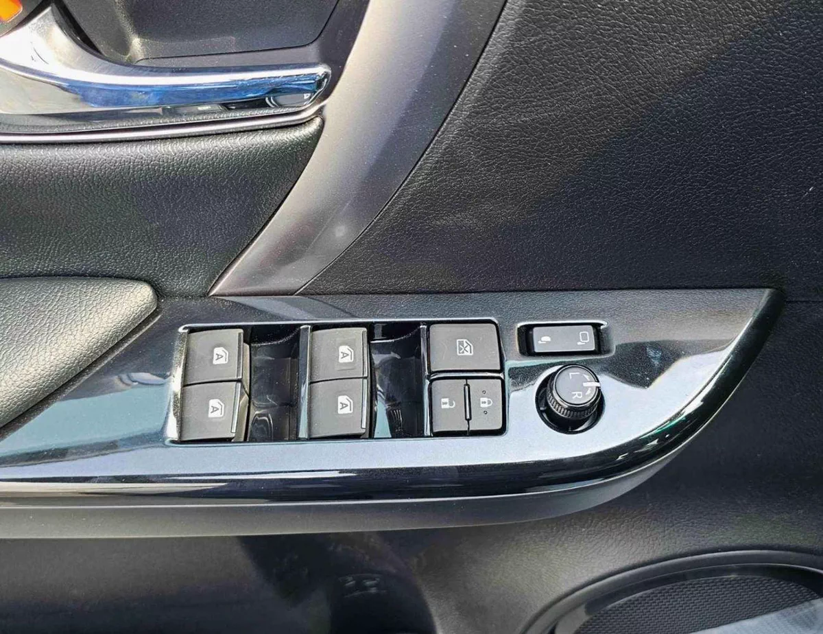 Toyota Fortuner VXR SR5 ADVENTURE / 4.0L V6 PETROL / FRONT PWR SEATS / PUSH START / DIFF LOCK AUTO A/C (CODE # F6HA)-16-0