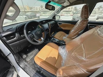 2025 TOYOTA FORTUNER 4.0 V BLACK | BEIGE-4