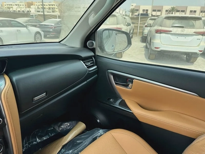 2025 TOYOTA FORTUNER 4.0 V BLACK | BEIGE-16