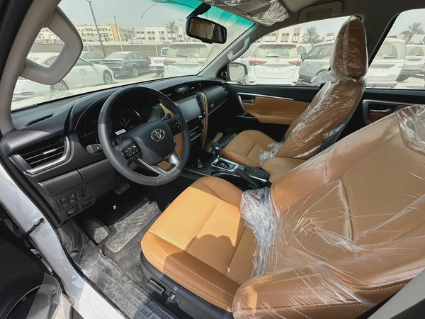 2025 TOYOTA FORTUNER 4.0 V BLACK | BEIGE