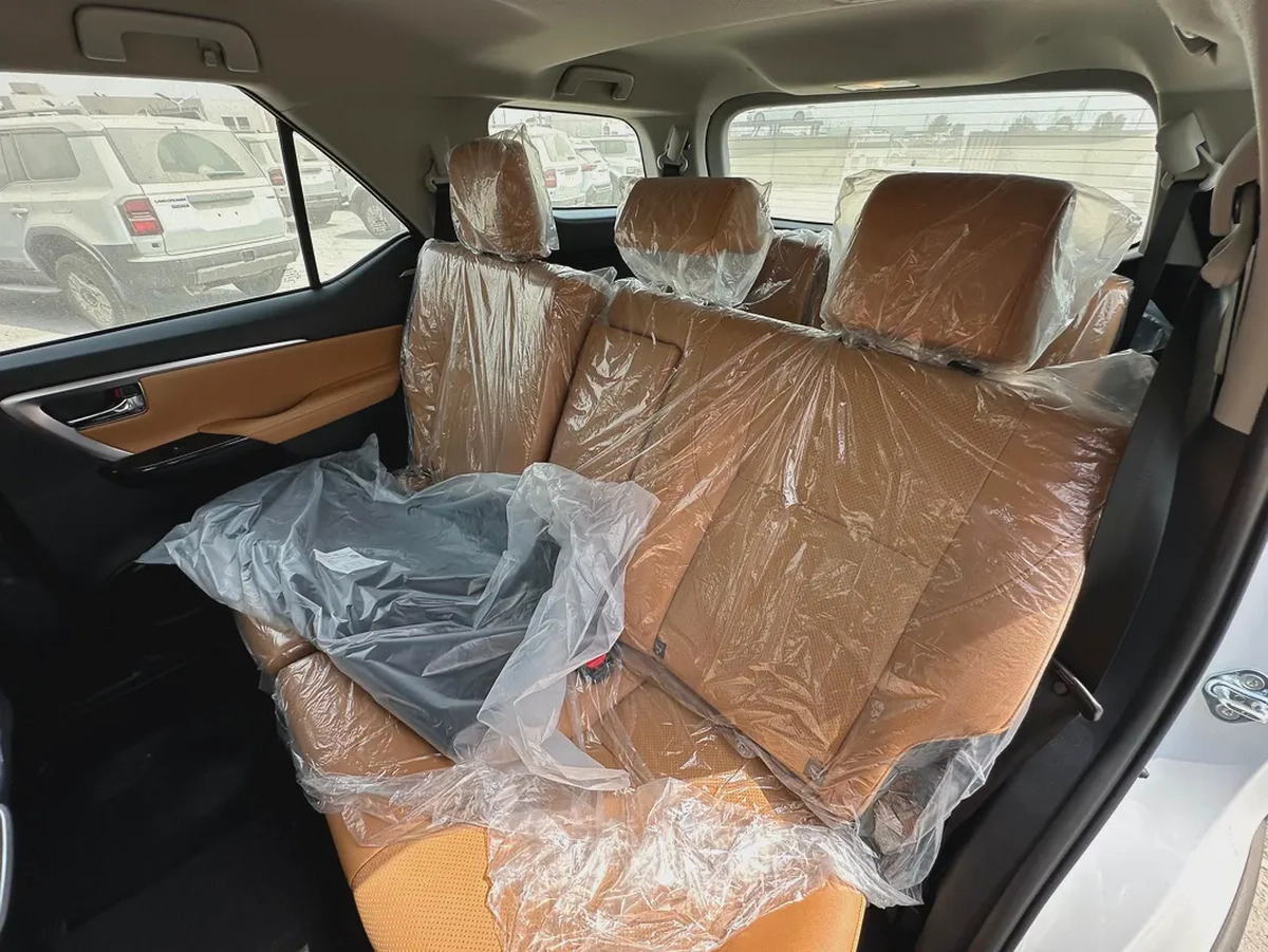2025 TOYOTA FORTUNER 4.0 V BLACK | BEIGE-6-6