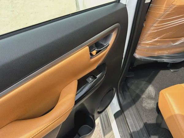 2025 TOYOTA FORTUNER 4.0 V BLACK | BEIGE