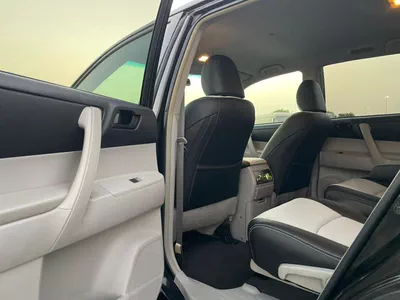 Toyota Highlander BASE 2012 Toyota Highlander 4x4 - 3.5L V6 MidOption+ 7 Leather Seats Great Condition --12