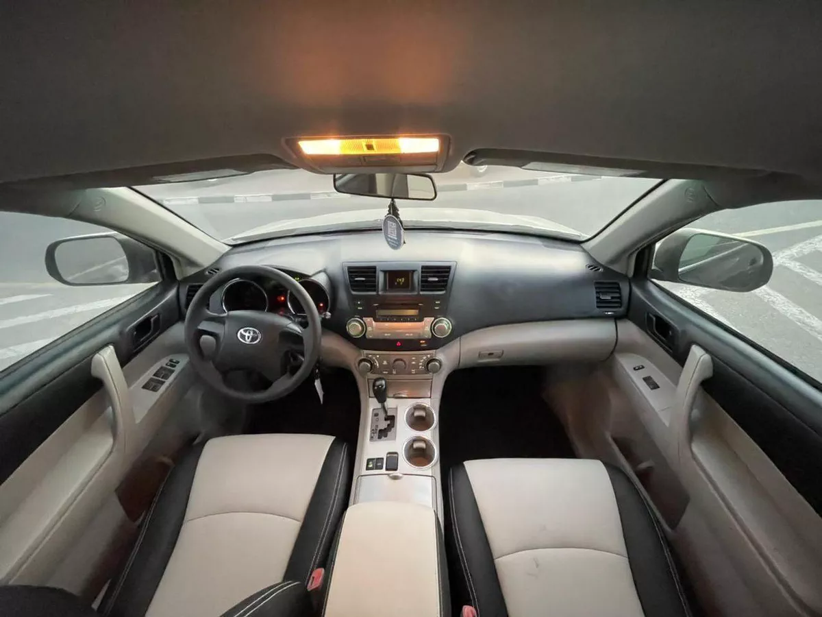 Toyota Highlander BASE 2012 Toyota Highlander 4x4 - 3.5L V6 MidOption+ 7 Leather Seats Great Condition --9-0