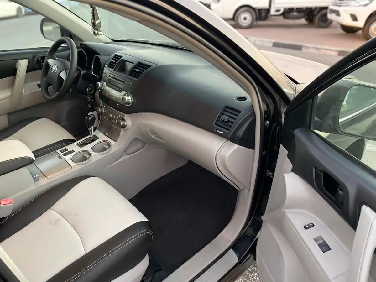 Toyota Highlander BASE 2012 Toyota Highlander 4x4 - 3.5L V6 MidOption+ 7 Leather Seats Great Condition --10-0